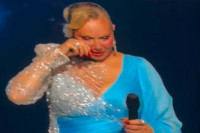 Lepa Brena grcala u suzama: Slomila se dok je pjevala svoj najemotivniji hit