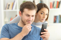 Signali koji otkrivaju da se vaš partner dopisuje sa drugima