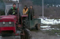 Sestre Jelena i Jovana mijenjaju tri prevoza i kilometrima pješače do škole