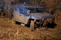 Specijalci tzv. Kosova oklopnim vozilom sletjeli sa puta (VIDEO)