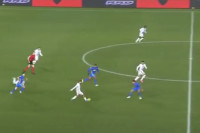 Najbolji gol sezone: Sa centra pogodio za pobjedu (VIDEO)