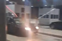Teška nesreća na granici: Mladić bježao od policije pa se zabio u blokadu i poginuo (VIDEO)