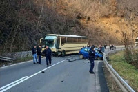 Strašan sudar automobila i autobusa punog djece kod Kraljeva