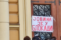Đaci Jovine gimnazije blokirali školu: Direktor kleči i moli se (FOTO/VIDEO)