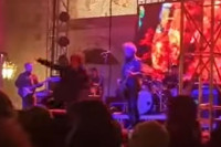 Pjevač Parnog Valjka pao sa bine (VIDEO)