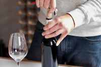Evo kako lakše otvoriti flašu vina