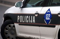 Gađao konobaricu, udario policajca
