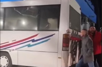 Nesvakidašnja scena na graničnom prelazu Gradiška: Putnici gurali autobus (VIDEO)