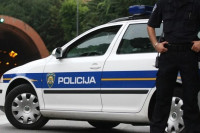 Čekićem izudarao roditelje, u teškom stanju prebačeni u bolnicu