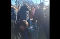 Autom upao na blokadu ispred Farmaceutskog fakulteta (VIDEO)
