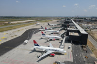 Haos na aerodromu „Nikola Tesla“: Njemica razlupala policijski auto, završila na psihijatriji