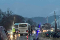 Teška nesreća kod Maglaja: Sudarili se autobus i automobil