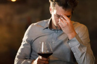 Znate li zašto crveno vino izaziva glavobolju?