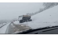 Otežan saobraćaj auto-putu "9. januar", šleperi sletjeli sa puta (VIDEO)