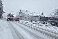 Snijeg donio brojne probleme: Saobraćaj otežan, pojedina sela bez struje