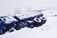 Kamioni završili u kanalu, jedan se prevrnuo (VIDEO)