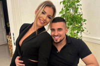 Raskoš u dvorcu Dragane Mirković: Tu je i njen sin sa prelijepom djevojkom