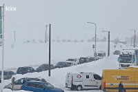 Automobili od sinoć zaglavljeni na putu kod Bosanskog Petrovca, evakuisano 15 djece