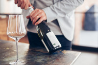 Trikovi: Kako otvoriti vino bez otvarača