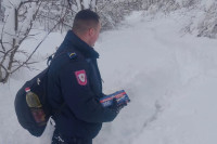 Policajci iz Mrkonjić Grada pješačili dva kilometra kako bi pomogli zavijanom starcu
