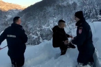 Iz zavejanih područja za 24 sata spaseno osam osoba, među njima i beba