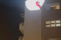Djeda mraz pred djecom pao sa trećeg sprata