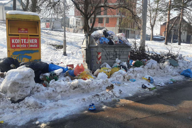 Камара смећа у Улици Крајишких бригада