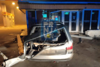 Haos u novogodišnjoj noći u Prnjavoru: Automobilom uletio u kafić (FOTO)