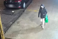 Žena ostavila torbu sa bebom ispred vrata (VIDEO)