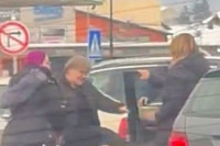 Tuča u Bihaću: Potukle se dvije žene i zaustavile saobraćaj (VIDEO)