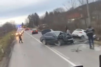 Direktan sudar dva auta: Jedna osoba poginula, drugoj se bore za život