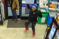 Kamera snimila hit proslavu: Svratila da natoči gorivo pa se obogatila (VIDEO)