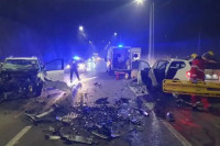 Automobili smrskani, dijelovi po putu