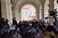 Incidenti ispred Gradske kuće u Novom Sadu, intervenisala i Žandarmerija