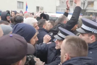 Protest ispred Tužilaštva u Bijeljini: Naguravanje okupljnih sa policijom