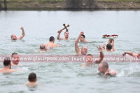 Mihajlo Runjo prvi doplivao do Časnog krsta u Laktašima (FOTO)