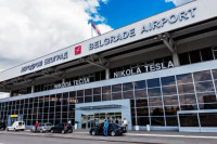 Detalji haosa na aerodromu: Službenim vozilom vozio po pistama i ispod krila aviona