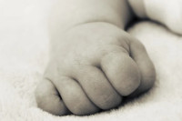 Poznato kada će biti rađena obdukcija bebe pronađene mrtve u krevecu