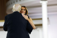 Čitač s usana otkrio šta su Melanija i Tramp šaputali dok su plesali