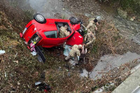 Žena automobilom sletjela s mosta, pomogli joj vojnici
