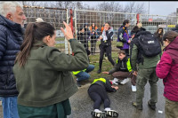 Vozač se kolima zaletio na okupljene građane, udario studentkinju