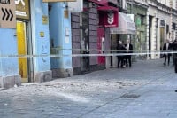 Djevojka za dlaku izbjegla povredu: Obrušila se fasada sa zgrade