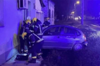 Nesvakidašnja nezgoda: Automobilom udario u kuću, pa završio u spavaćoj sobi
