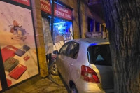 Automobil uletio u izlog kineske robne kuće