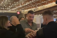 Džeku "pogodila" pjesma Sinana Sakića, pa okitio harmonikaša (VIDEO)