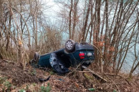 Drveće zaustavilo slijetanje vozila u Drinu (FOTO)