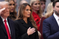 Novi službeni portret Melanije Tramp: Suzdržanost i blagost su prošlost, velika promjena u stavu