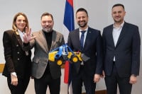 Srpski ministri i zamjenici poklonili Konakoviću „bager“
