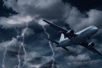Grom udario u avion sa košarkašima (FOTO)