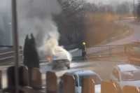 Gorio automobil ispred manastira u Krupi na Vrbasu